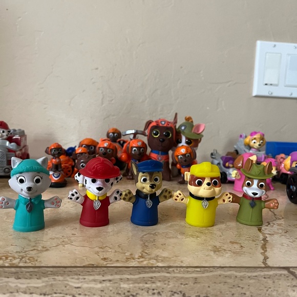 HUGE lot of Paw Patrol toys - Over 70 figurines - Picture 5 of 9